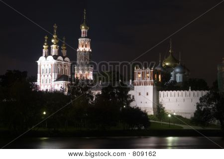 Nowodewitschi-Kloster in Moskau bei Nacht