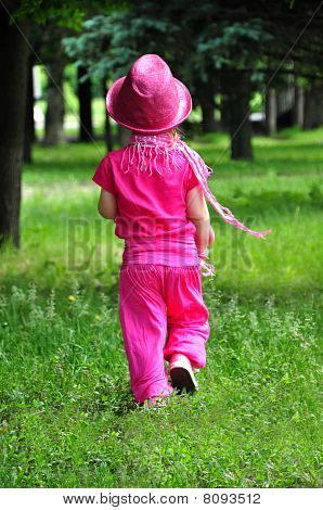 Menina na moda tudo em pé-de-rosa no grove