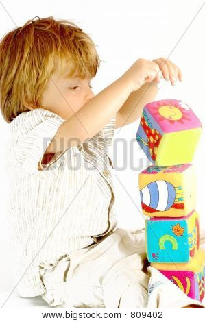 Empilhando blocos de criança