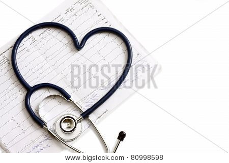 A blue statoscope in the shape of a heart on a  cardiogram