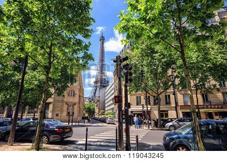 Eiffel Tower in perspective busy street