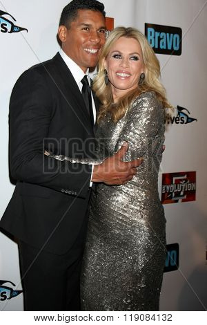 LOS ANGELES - DEC 3:  Donnie Edwards, Kathryn Edwards at The Real Housewives of Beverly Hills Premiere Red Carpet 2015 at the W Hotel Hollywood on December 3, 2015 in Los Angeles, CA