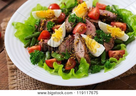Warm Salad With Chicken Liver, Green Beans, Eggs, Tomatoes And Balsamic Dressing