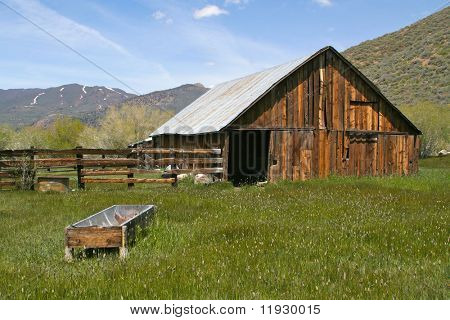 Preso in Sierre - un rustico, vecchio, abbandonato fienile. Rich con vecchio legno e vegetazione erba.