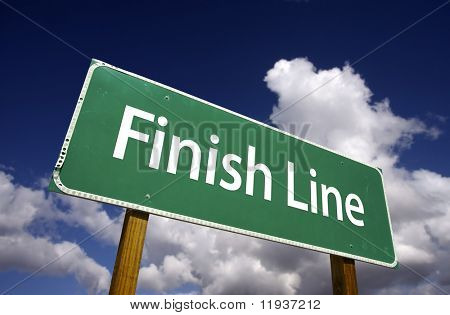 Finish Line vejskilt med dramatiske skyer og himmel.