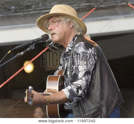 Nowy Jork - 30 lipca: Muzyk Arlo Guthrie wykonuje w parku Battery Castle Clinton na 30 lipca 2009