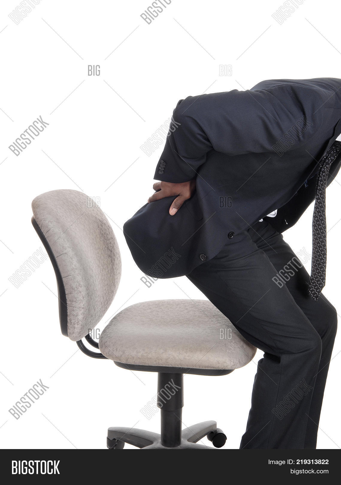 Прыгает со стула. Человек прыгает со стула. Вскакивает со стула. Вскакивает со стула. Мужчина встает со стула.