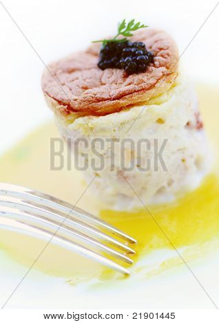 Dungeness Krabbe Souffle mit Zitrone-Safran Beurre Blanc und Kaviar