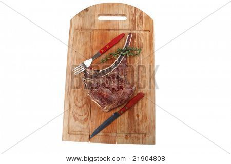 santoreggia: arrosto di manzo di ricambio rib su piastra di legno con posate e Timo isolato su sfondo bianco