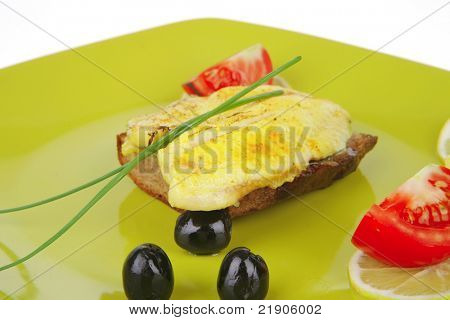 pikantní deska: pečené zlaté seafish filé se zeleninou a citrusy