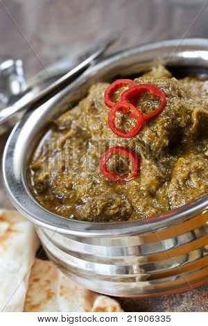 Jehněčí korma indické kari v sloužící mísy, s naan chléb.