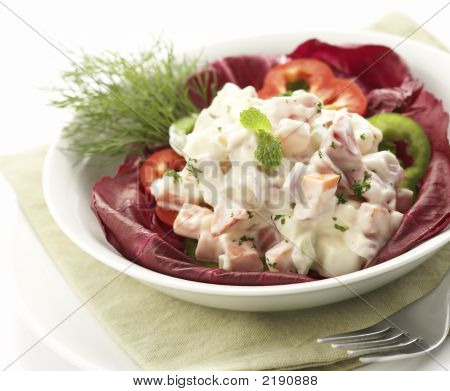 Sallad serveras på en skål