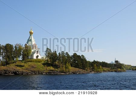 Valamon saarelle. Näkymä Saint Nicholas tapahtunut