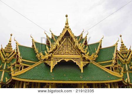 Oświecony Budda tajski styl architektoniczny