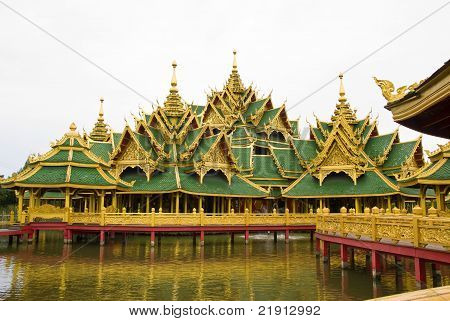 Oświecony Budda tajski styl architektoniczny