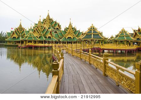 Oświecony Budda tajski styl architektoniczny