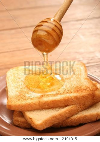 Tost ekmeği dökülen bal