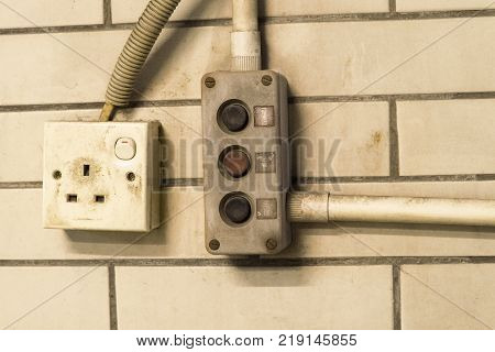 Switch the power outlet with the switch to open the door very old.