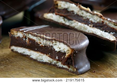 chocolate biscuit cookie, alfajor
