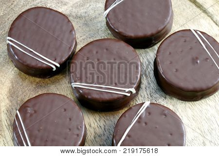 chocolate biscuit cookie, alfajor