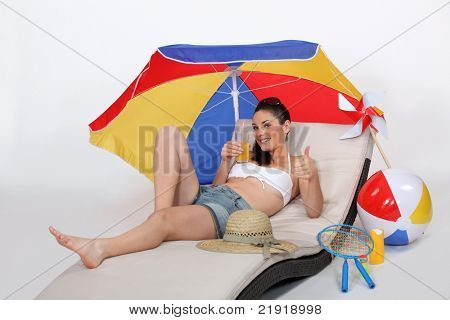 年轻女子在沙滩上