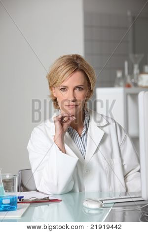 Loira cientista no laboratório