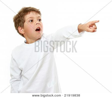 Ein hübscher Junge Little verweist auf die Seite - auf weißem Hintergrund