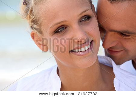 Homem nuzzling pescoço da esposa