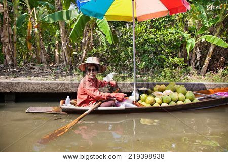 RATCHABURI, THAILAND - JAN 21, 2016 : Floating markets on Jan 21, 2016 in Damnoen Saduak,Ratchaburi Province, Thailand. Until recently, the main form of trade, now mostly a tourist attraction.