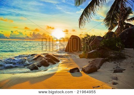 Tropical Beach bei Sonnenuntergang
