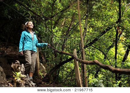 La Palma, Kanarische Inseln Wandern. Frau Wanderer genießen Los Tilos laurel Regenwald auf La palma