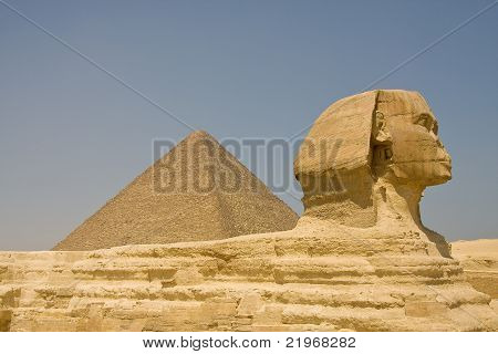 Sfinga v Gíze, Egypt s pyramidou Chufu v pozadí