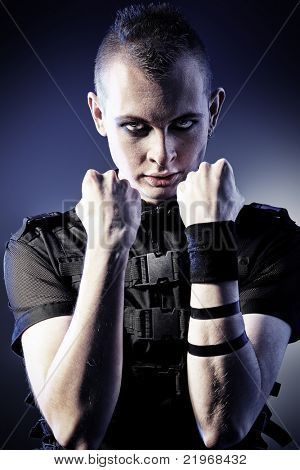 Photo d'un homme agressif skinhead.