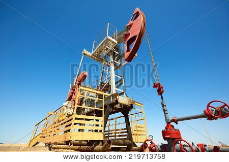 Pumpjack.
A pumpjack is the overground drive for a reciprocating piston pump in an oil well.
The arrangement is commonly used for onshore wells producing little oil. Pumpjacks are common in oil-rich areas.