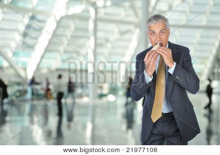 กลางอายุพ่อค้าที่ไปกินแซนวิเป็นอาคารเทียบเครื่องบิน สนามบิน
