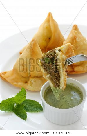 samosa med mynte chutney, indisk mad