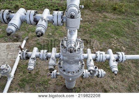 Equipment of an oil well. Shutoff valves and service equipment.
