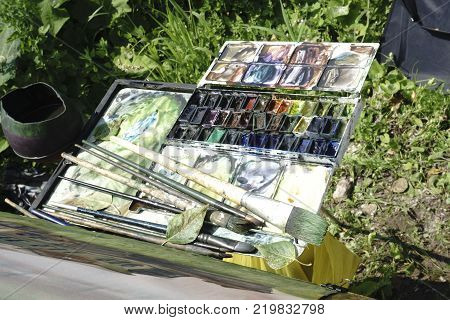 painting easel and brushes paint crayons accessories