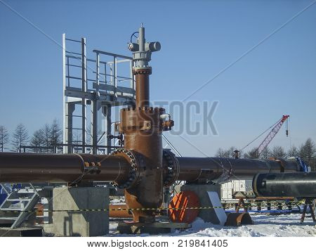 Latch on the pipeline with the electric drive. Installation works.