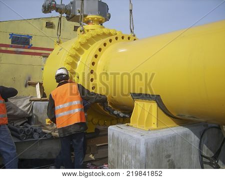 Latch on the pipeline with the electric drive. Installation works.