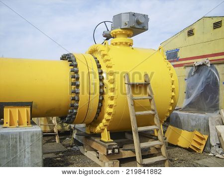 Latch on the pipeline with the electric drive. Installation works.
