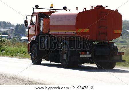 Street flusher machine or special cleaning machinery with clipping pth