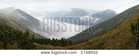 nebligen Blick auf die Berge