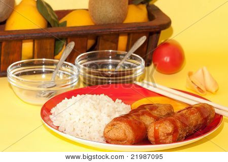 Rolinhos primavera e arroz cozido no vapor