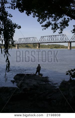 Kalastaja riverillä