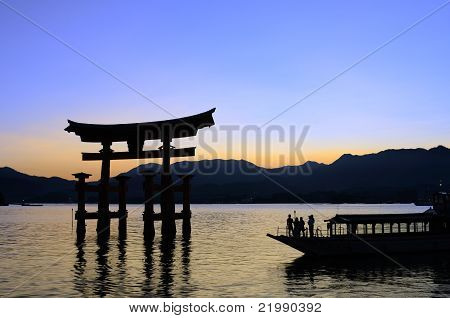 Tori Gate na ostrov Mijadžima, Japonsko