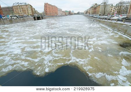 In the city is winter.The river is icebound.Outside the frost and cold.