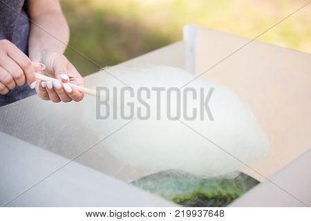 A process of making candy-floss. Cotton candy.