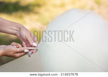 A process of making candy-floss. Cotton candy.