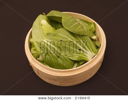 ภาชนะไม้ไผ่สดในพื้นหลังสีดำ